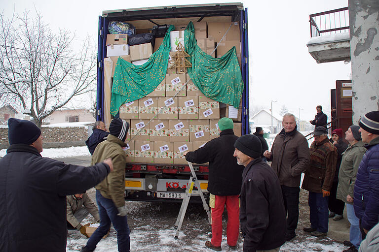 Schon sehnsüchtig erwartet wurde wieder der Hilfstransport des Vereins Werke statt Worte mit den Weihnachtspaketen und anderen Hilfsgütern wie hier beim Eintreffen im Caritas-Lager in Vukovar. Schon sehnsüchtig erwartet wurde wieder der Hilfstransport des Vereins Werke statt Worte mit den Weihnachtspaketen und anderen Hilfsgütern wie hier beim Eintreffen im Caritas-Lager in Vukovar.