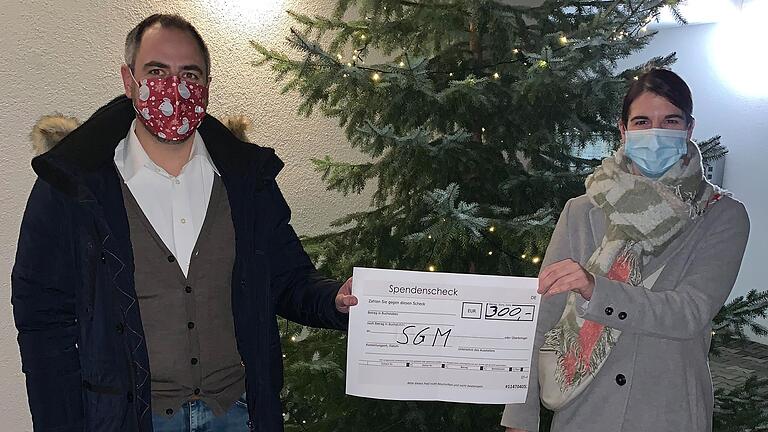 Simon Haupt, Vorsitzender der SG Margetshöchheim, nahm den Spendenscheck von Nicole Funk vom Gästehaus 'Main3' entgegen.