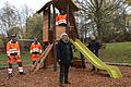 Ein neues Spielgerät für den Spielplatz „Wildpark“ in Schollbrunn. Bürgermeisterin Thea Kohlroß bedankt sich bei den Mitarbeitern ihres Bauhofs. ILE-Manager Markus Kapfer zahlte die Fördergelder aus dem Regionalbudget 2020 aus.