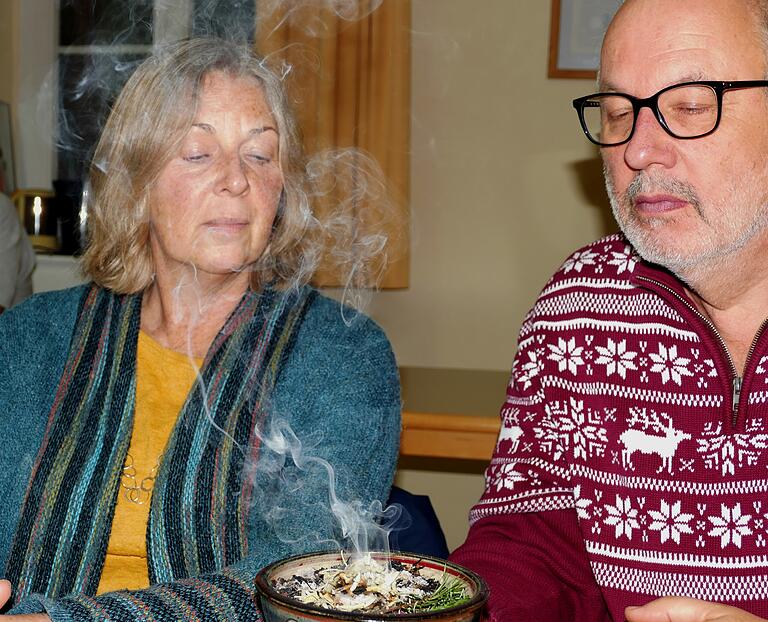 Beim Workshop der VHS Lohr mit der Kräuterführerin Heidrun Gärtner konnten die Teilnehmer die Magie des Räucherns mit der eigenen Nase erspüren. Beim Workshop der VHS Lohr mit der Kräuterführerin Heidrun Gärtner konnten die Teilnehmer die Magie des Räucherns mit der eigenen Nase erspüren.