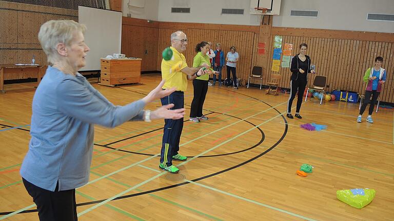 Hansjürgen Ragati präsentierte bei der BLSV-Seniorensport-Fortbildungsveranstaltung „Vitalität im Alter durch Sport“ in Niederlauer eindrucksvoll ein präventives Koordinationstraining mit Lifekinetik-Inhalten, das Spaß macht und auch im hohen Alter noch die Alltagsfitness verbessern kann.