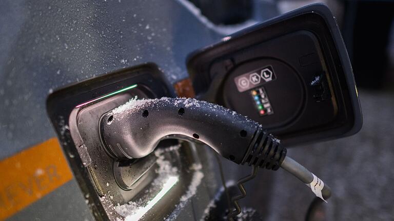 Elektroauto lädt im Winter an einer Ladesäule       -  Die Preise fürs Laden eines E-Autos können je nach Anbieter stark variieren (Symbolbild)