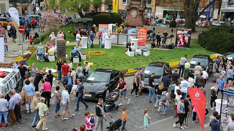 Der Kitzinger Frühling mit Automeile lockt jedes Jahr viele Neugierige in die Innenstadt.