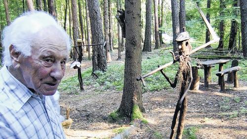 Begegnung im Wald: Gustav Albert in seinem Märchenwald mit dem &bdquo;Bauern mit der Sense&ldquo;.