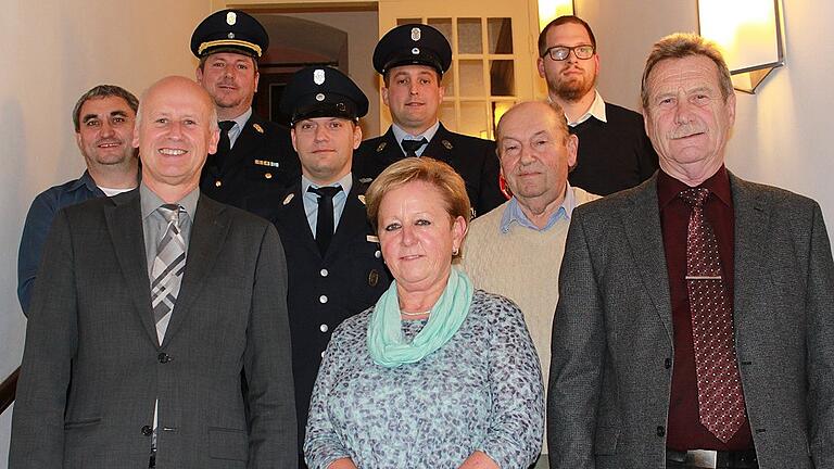 Knetzgaus Bürgermeister Stefan Paulus (vorne links) honorierte das Engagement dieser Frauen und Männer beim Ehrenabend im Spiegelsaal von Schloss Oberschwappach. Knetzgaus Bürgermeister Stefan Paulus (vorne links) honorierte das Engagement dieser Frauen und Männer beim Ehrenabend im Spiegelsaal von Schloss Oberschwappach.