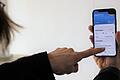 Mit der BayernApp haben die Bürgerinnen und Bürger vom Handy aus direkten Zugang zu den Online-Dienstleistungen, die ihre Stadt, Gemeinde oder das Landratsamt anbietet. Alternativ besteht die Möglichkeit, das BayernPortal unter freistaat.bayern aufzurufen.&nbsp;