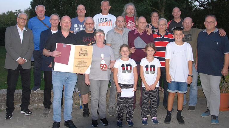 Viele Ehrungen gab es für treue und engagierte Mitglieder des Kitzinger Bowlingsportvereins, der kürzlich sein 50-jähriges Bestehen feierte.