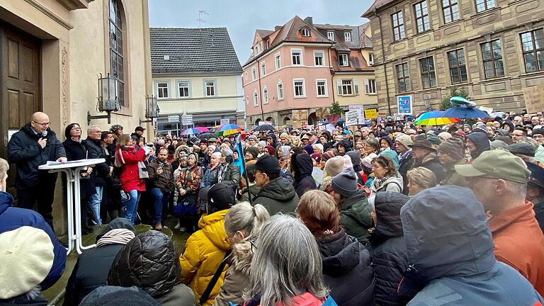Das Rathausplatz war komplett gefüllt. Das Rathausplatz war komplett gefüllt.