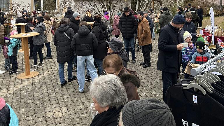 Nach der Eröffnung durch den Posaunenchor Nenzenheim wurden in der Dorfmitte mit dem alten Feuerwehrhaus und dem festlich beleuchteten Christbaum weihnachtliche Weisen gesungen werden, die sich die Besucherinnen und Besucher spontan wünschen konnten. Nach der Eröffnung durch den Posaunenchor Nenzenheim wurden in der Dorfmitte mit dem alten Feuerwehrhaus und dem festlich beleuchteten Christbaum weihnachtliche Weisen gesungen werden, die sich die Besucherinnen und Besucher spontan wünschen konnten.