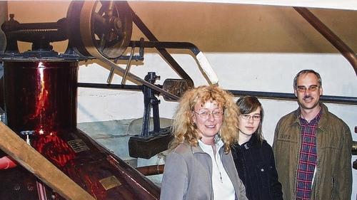 Cornelia, Laura und Günter Federlein (hier vor dem Sudkessel) macht das Brauen im Niederläurer Brauhaus richtig Spaß. Das Ergebnis ihrer Arbeit ist inzwischen ein Geheimtipp und sehr beleibt.