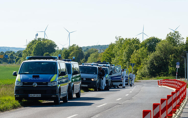 Die Kolonne der Polizeiwagen zog sich bis weit vor die Einrichtung.