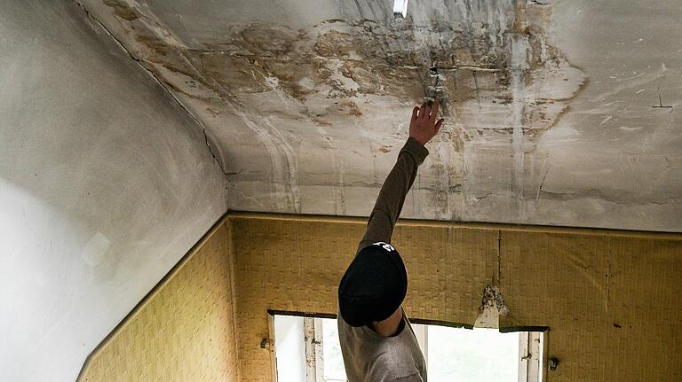 Mieter Marius F. zeigt auf einen Wasserschaden im Würzburger Dencklerblock, der dem Vermieter bekannt sei, jedoch nicht repariert würde. Mieter Marius F. zeigt auf einen Wasserschaden im Würzburger Dencklerblock, der dem Vermieter bekannt sei, jedoch nicht repariert würde.