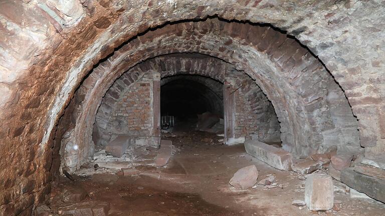 Der Felsenkeller von Markus Tauberschmitt in Marktheidenfeld wurde vor über 200 Jahren 50 Meter tief ins Gestein gehauen. Hier wurden Bierfässer und Lebensmittel mit Flusseis gekühlt. Der Felsenkeller von Markus Tauberschmitt in Marktheidenfeld wurde vor über 200 Jahren 50 Meter tief ins Gestein gehauen. Hier wurden Bierfässer und Lebensmittel mit Flusseis gekühlt. 