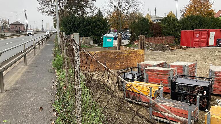Auf dem Grundstück südlich des Leckertsgartens wird ein Schacht gebaut, der mit der Kanalisation zu tun hat. Auf dem Grundstück südlich des Leckertsgartens wird ein Schacht gebaut, der mit der Kanalisation zu tun hat.