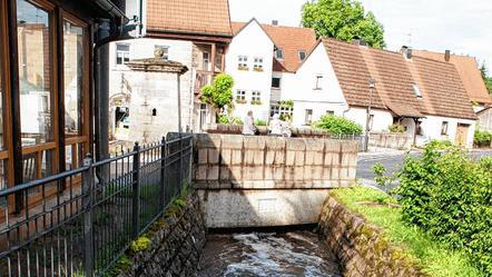 Gerade noch so schafften die Brücken in Unterschleichach am 13. Juni dieses Jahres nach einem Gewitter den Abfluss der Aurach. Nur in kleinen Bereichen in Neuschleichach kam es zu Überschwemmungen.