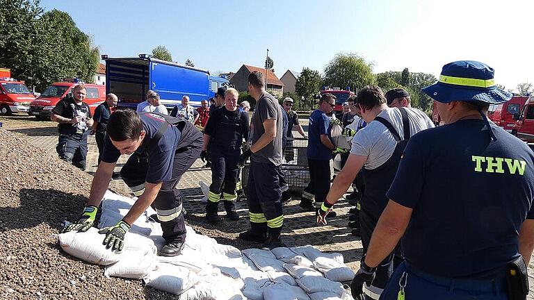 Unter Anleitung der erfahrenen Einsatzkräfte vom THW Haßfurt verbauten die Übungsteilnehmer Unmengen an Sandsäcken.