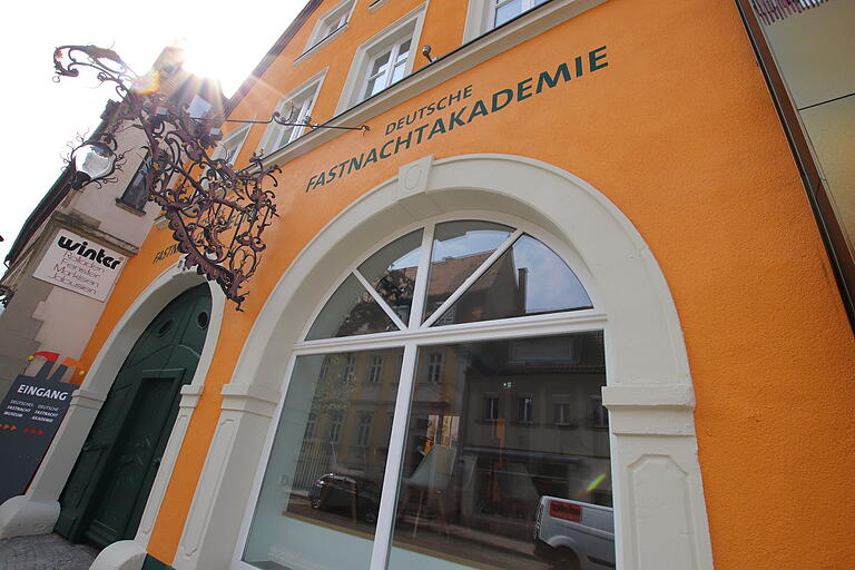 Vor neun Monaten ist die Deutsche Fastnachtakademie in Kitzingen in Betrieb gegangen. Vor neun Monaten ist die Deutsche Fastnachtakademie in Kitzingen in Betrieb gegangen.