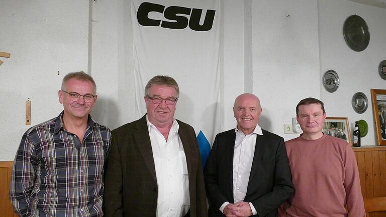 Einstimmig nominierten die anwesenden Mitglieder des CSU-Ortsverbandes Hausen-Roth Fridolin Link zum Bürgermeisterkandidaten. Mit im Bild Landrat Thomas Habermann (2. von rechts), Holger Sopp, Vorsitzender des Wahlausschusses (links) und Frank Eckert, Wahlbeauftragter (rechts). Einstimmig nominierten die anwesenden Mitglieder des CSU-Ortsverbandes Hausen-Roth Fridolin Link zum Bürgermeisterkandidaten. Mit im Bild Landrat Thomas Habermann (2. von rechts), Holger Sopp, Vorsitzender des Wahlausschusses (links) und Frank Eckert, Wahlbeauftragter (rechts).