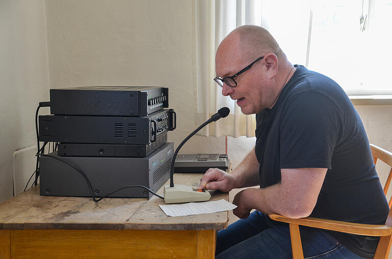 Aus dem historischen Rathaus in Zeilitzheim werden ab sofort wieder die Bekanntmachungen im Ort verkündet. Unser Bild zeigt Markus Bettinger, Mitorganisator der Reaktivierung der Ortssprechanlage. Aus dem historischen Rathaus in Zeilitzheim werden ab sofort wieder die Bekanntmachungen im Ort verkündet. Unser Bild zeigt Markus Bettinger, Mitorganisator der Reaktivierung der Ortssprechanlage. 