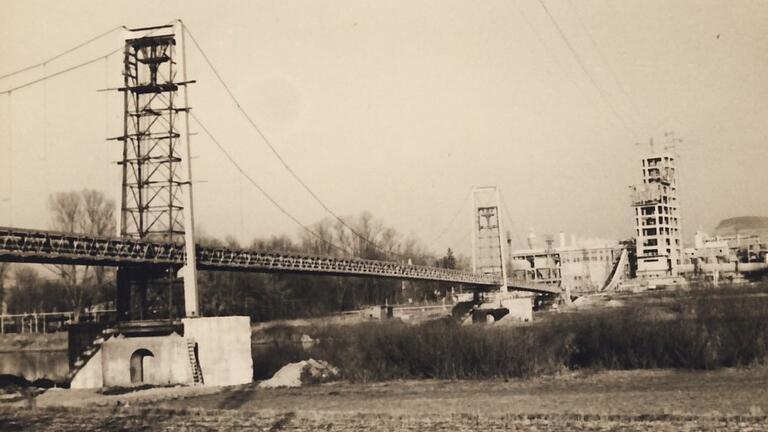 1961 wurde das neue Förderband genau da gebaut, wo zuvor die dritte Seilbahn lief. Auf diesem Bild stehen noch die alten Ständer der Seilbahn. 1961 wurde das neue Förderband genau da gebaut, wo zuvor die dritte Seilbahn lief. Auf diesem Bild stehen noch die alten Ständer der Seilbahn.