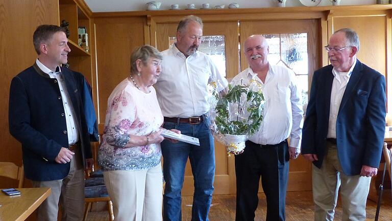 Auf dem Foto 1. Bürgermeister von Hafenlohr Thorsten Schwab, die Jubilarin Edith Back, 1. Bürgermeister von Rothenfels Michael Gram, stellvertretender VdK-Kreisvorsitzender Anton Breitenbach und VdK-Ortsvorsitzender Peter Waider. Auf dem Foto 1. Bürgermeister von Hafenlohr Thorsten Schwab, die Jubilarin Edith Back, 1. Bürgermeister von Rothenfels Michael Gram, stellvertretender VdK-Kreisvorsitzender Anton Breitenbach und VdK-Ortsvorsitzender Peter Waider.