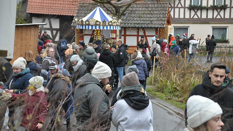 Ein Blick auf die Besucherinnen und Besucher des Adventsmarkts in Rabelsdorf am Nachmittag.