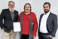 Geschäftsführer Peter Mayr (links) und Geschäftsführer Dr. Abassin Aryobsei (rechts) gratulierten Matthias Zänglein zum 25-jährigen Dienstjubiläum.       -  Geschäftsführer Peter Mayr (links) und Geschäftsführer Dr. Abassin Aryobsei (rechts) gratulierten Matthias Zänglein zum 25-jährigen Dienstjubiläum.