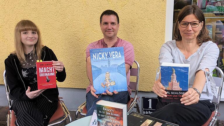 Bücherpavillon: Manuela Rottmann mit Martin Eisenmann und Melissa Meckel       -  Bundestagsabgeordnete Manuela Rottmann (rechts) präsentierte mit Buchhändler Martin Eisenmann und dessen Mitarbeiterin Melissa Meckel Bücher mit politischem Inhalt.