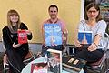 Bücherpavillon: Manuela Rottmann mit Martin Eisenmann und Melissa Meckel       -  Bundestagsabgeordnete Manuela Rottmann (rechts) präsentierte mit Buchhändler Martin Eisenmann und dessen Mitarbeiterin Melissa Meckel Bücher mit politischem Inhalt.