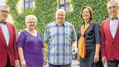 Stadtverband Musik mit neuem Vorstand       -  (maw)   Der Nachfolger Ewald Osters als Vorsitzender des Stadtverbands Musik ist Reimund Maier. Oster und der Zweite Vorsitzende Kalli Müller hatten sich nach sechs beziehungsweise zehn Jahren entschlossen, nicht mehr zu kandidieren, so eine Mitteilung des Stadtverbands. Unter der Regie Osters wurde etwa die Veranstaltung &bdquo;Schweinfurt wie es singt und klingt&ldquo; im Rathausinnenhof installiert. Schriftführer Horst Dumor ist nun zusätzlich kommissarisch Zweiter Vorsitzender, Schatzmeisterin bleibt Heike Bauer, Hilde Müller und Alfred Brand sind Kassenrevisoren. Reimund Maier ist musikalisch im Neuen Geistlichen Lied zuhause, leitete über 30 Jahre die Pfarrbands in St. Michael, wo er auch Liedtexte von Pfarrer Roland Breitenbach vertonte. Neben der Fortführung von &bdquo;Schweinfurt wie es singt und klingt&ldquo; und &bdquo;Viva la musica&ldquo; möchte der neue Vorstand verstärkt auf die Kirchenchöre zugehen und mit den Chören und Orchestern, die auch geistliches Liedgut in ihrem Repertoire haben, gemeinsame Kirchenkonzerte veranstalten. Im Bild von links: Horst Dumor, Hilde Müller, Reimund Maier, Heike Bauer und Alfred Brand.