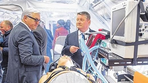 Sonder-Isolationseinheit: Außenminister Frank-Walter Steinmeier (links) und Gesundheitsminister Hermann Gröhe (rechts) besichtigen das Evakuierungsflugzeug &bdquo;Robert Koch&ldquo;.