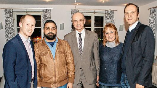 Über die Flüchtlingsintegration berichteten beim Lions-Club Haßberge (von links) Bildungskoordinator Nelson Müller, der syrische Flüchtling Kareem Aldbitat, Landrat Wilhelm Schneider und Dolmetscherin Siza Zaby. Für den interessanten Abend dankte Lions-Präsident Georg Hiernickel.