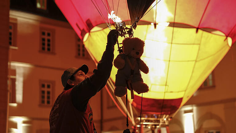 Das Ballonglühen am Rathaus begeisterte die Besucher. Das Ballonglühen am Rathaus begeisterte die Besucher.