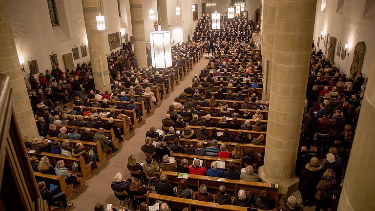 Auftritte großer Chöre in vollen Kirchen wie hier das Gedenkkonzert 'Würzburg lebt' am 16. März 2019 mit dem Würzburger Oratorienchor werden wohl in nächster Zeit nicht zu erleben sein.