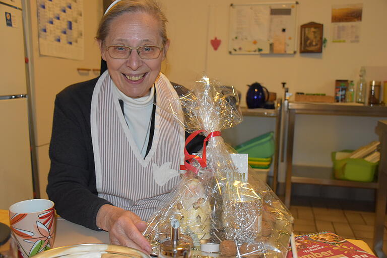 Ein schöneres Weihnachtsgeschenk kann sich Schwester Hermana gar nicht vorstellen. Die Gäste haben sich zusammengetan um der Frau, die sich täglich um ihr Mittagessen kümmert, eine Freude zu machen. Ein schöneres Weihnachtsgeschenk kann sich Schwester Hermana gar nicht vorstellen. Die Gäste haben sich zusammengetan um der Frau, die sich täglich um ihr Mittagessen kümmert, eine Freude zu machen.