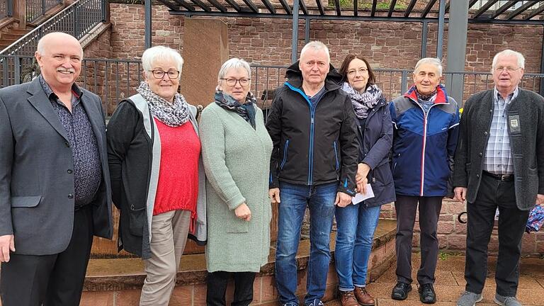 Die neu gewählte Vorstandschaft des VdK-Ortsverbandes Aura-Fellen mit dem stellvertretenden Vorsitzenden des Kreisverbandes Main-Spessart (von links): Anton Breitenbach (stellv. Vorsitzender Kreisverband Main-Spessart), Johanna Blank (Beisitzerin), Edith Lauer (Beisitzerin), Karl Sachs (Kassierer), Ute Herold (Schriftführerin), Walter Wolf (2. Vorstand), Franz Schneider (1. Vorstand). Die neu gewählte Vorstandschaft des VdK-Ortsverbandes Aura-Fellen mit dem stellvertretenden Vorsitzenden des Kreisverbandes Main-Spessart (von links): Anton Breitenbach (stellv. Vorsitzender Kreisverband Main-Spessart), Johanna Blank (Beisitzerin), Edith Lauer (Beisitzerin), Karl Sachs (Kassierer), Ute Herold (Schriftführerin), Walter Wolf (2. Vorstand), Franz Schneider (1. Vorstand).