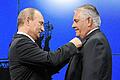 Putin überreicht 'Orden der Freundschaft' an Tillerson       -  Alte Bekannte: Der russische Präsident Wladimir Putin heftete 2013 in St. Petersburg dem Exxon-Mobil-Manager Rex Tillerson den &bdquo;Orden der Freundschaft&ldquo; ans Revers.