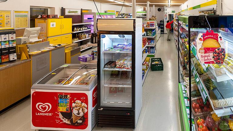 Aufgebaut ohne Zuschüsse: Mit einem Discounter in Haßfurt, Hofheim oder Ebern kann der Dorfladen nicht mithalten, für den täglichen Bedarf reicht das Sortiment aber allemal. Aufgebaut ohne Zuschüsse: Mit einem Discounter in Haßfurt, Hofheim oder Ebern kann der Dorfladen nicht mithalten, für den täglichen Bedarf reicht das Sortiment aber allemal.