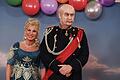 445074910.jpg       -  Bayerns Ministerpräsident Markus Söder (CSU) und Karin Baumüller-Söder kamen 2024 als Reichskanzler Otto von Bismarck und als zeitgenössisch gewandete Dame zur Livesendung  „Fastnacht in Franken“.