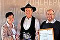 Katrin Kohlhepp (l.) und Burkard Hergenhan (r.) gratulierten Steffen Manger zum Jubiläum in der Firma.       -  Katrin Kohlhepp (l.) und Burkard Hergenhan (r.) gratulierten Steffen Manger zum Jubiläum in der Firma.