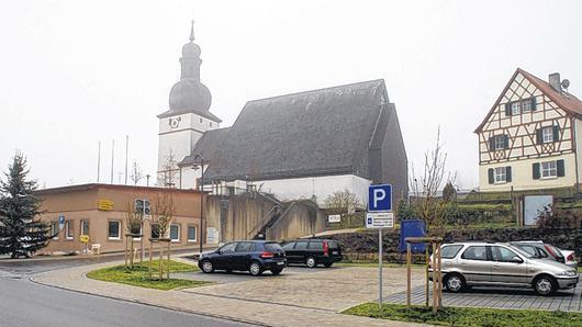 Der Kirchberg und der Parkplatz daneben waren die letzten beiden Maßnahmen in der Dorferneuerung Trossenfurt. Die Feuerwehr wird jetzt noch die ehemalige Post (links) für ihre Zwecke umnutzen, dann präsentiert sich der Ortskern von Trossenfurt in komplett neuem Glanz.