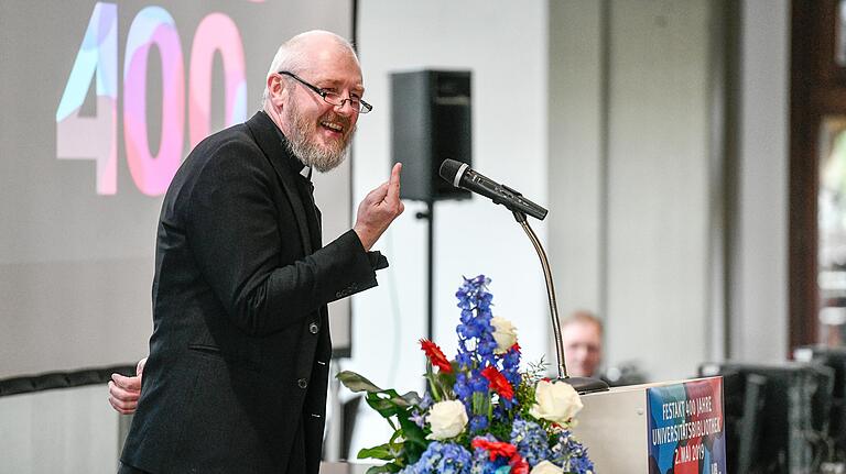 Starker und nachdenklicher Auftritt von Schauspieler Markus Grimm: Als königlicher Oberbibliothekar Anton Ruland warf er einen kritischen Blick auf eine durchtechnisierte und durchökonomisierte Welt. Starker und nachdenklicher Auftritt von Schauspieler Markus Grimm: Als königlicher Oberbibliothekar Anton Ruland warf er einen kritischen Blick auf eine durchtechnisierte und durchökonomisierte Welt.