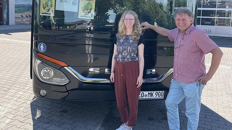 Madeleine und Lothar Kleinhenz vor dem nagelneuen Doppelstockbus der Firma Kleinhenz. Madeleine und Lothar Kleinhenz vor dem nagelneuen Doppelstockbus der Firma Kleinhenz.