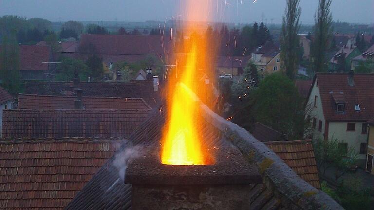 Weithin zu sehen: Bei einem Kaminbrand schlagen die Flammen teilweise meterhoch aus dem Schlot. (Symbolbild) Weithin zu sehen: Bei einem Kaminbrand schlagen die Flammen teilweise meterhoch aus dem Schlot. (Symbolbild)