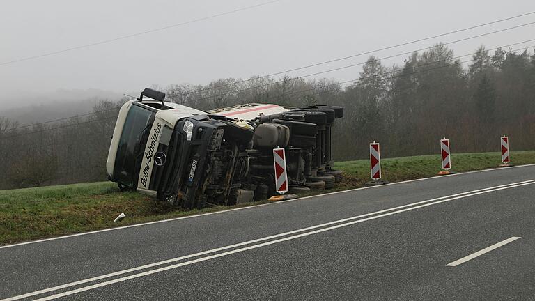 Zwischen Stetten und Karlstadt kam der Fahrer mit seinem Zementlaster seitlich von der Straße ab.