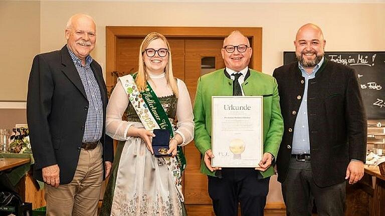 Von links: Matthias Hajenski, Vize-Hopfenkönigin Anna-Lena Ostler, Dietrich Oechsner, Bundestagsabgeordneter Jonas Geissler.