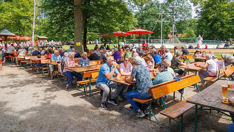 Schon zur Eröffnung des Deutschhoffestes hatten sich viele Menschen auf den Weg in den Wildpark gemacht. Schon zur Eröffnung des Deutschhoffestes hatten sich viele Menschen auf den Weg in den Wildpark gemacht.