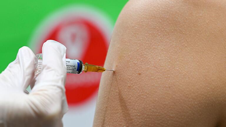 Grippeschutzimpfung       -  Eine Grippeschutzimpfung enthält immer Influenza-Viren von mehreren Grippe-Stämmen.