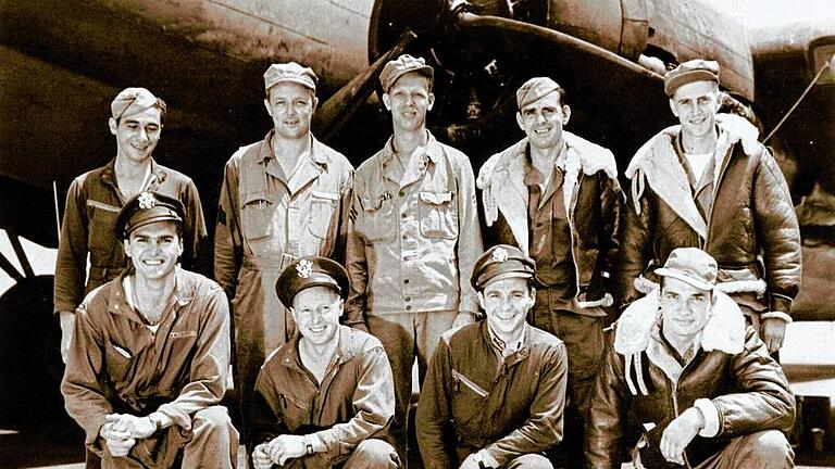Die Crew: Das Bild zeigt vorne (von links) Pilot Bernardo Yorba, Co-Pilot Gordon Childers, Navigator Martin Dall und Bombenschütze Wilbur Roberson, dahinter Bordmechaniker William Gorgone, die etatmäßigen Seitenschützen Carter und Dunn (sie fielen am 14. Oktober 1943 aus), Kugelturmschütze Robert Boylan und Heckschütze Johnie Johnson. Es fehlt Funker Edgar Gracey. Die Crew: Das Bild zeigt vorne (von links) Pilot Bernardo Yorba, Co-Pilot Gordon Childers, Navigator Martin Dall und Bombenschütze Wilbur Roberson, dahinter Bordmechaniker William Gorgone, die etatmäßigen Seitenschützen Carter und Dunn (sie fielen am 14. Oktober 1943 aus), Kugelturmschütze Robert Boylan und Heckschütze Johnie Johnson. Es fehlt Funker Edgar Gracey.