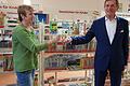Bibliotheksleiterin Karin Wengerter erhielt von Willy Willeke vom Lions-Club Hammelburg-Bad Brückenau 745 Euro für die Leserausweise, die 159 Erstklässler bekommen.       -  Bibliotheksleiterin Karin Wengerter erhielt von Willy Willeke vom Lions-Club Hammelburg-Bad Brückenau 745 Euro für die Leserausweise, die 159 Erstklässler bekommen.